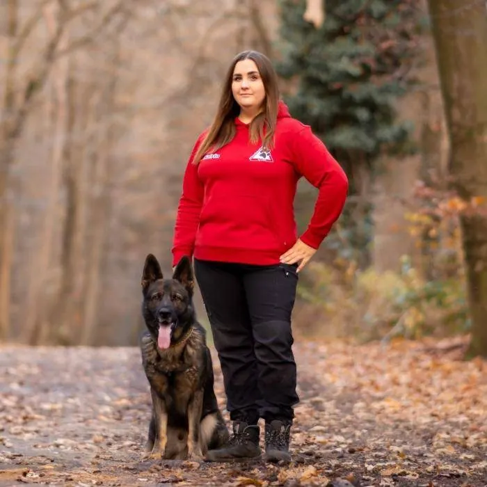 Katrin mit Schäferhund Barrex im Herbstwald