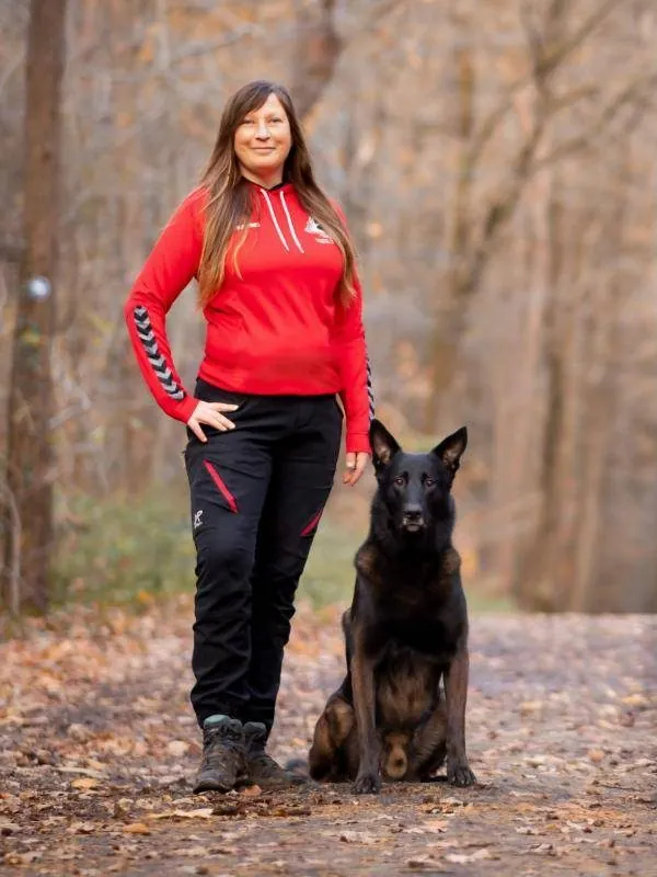 Lynn mit Malinois Igor im Herbstwald